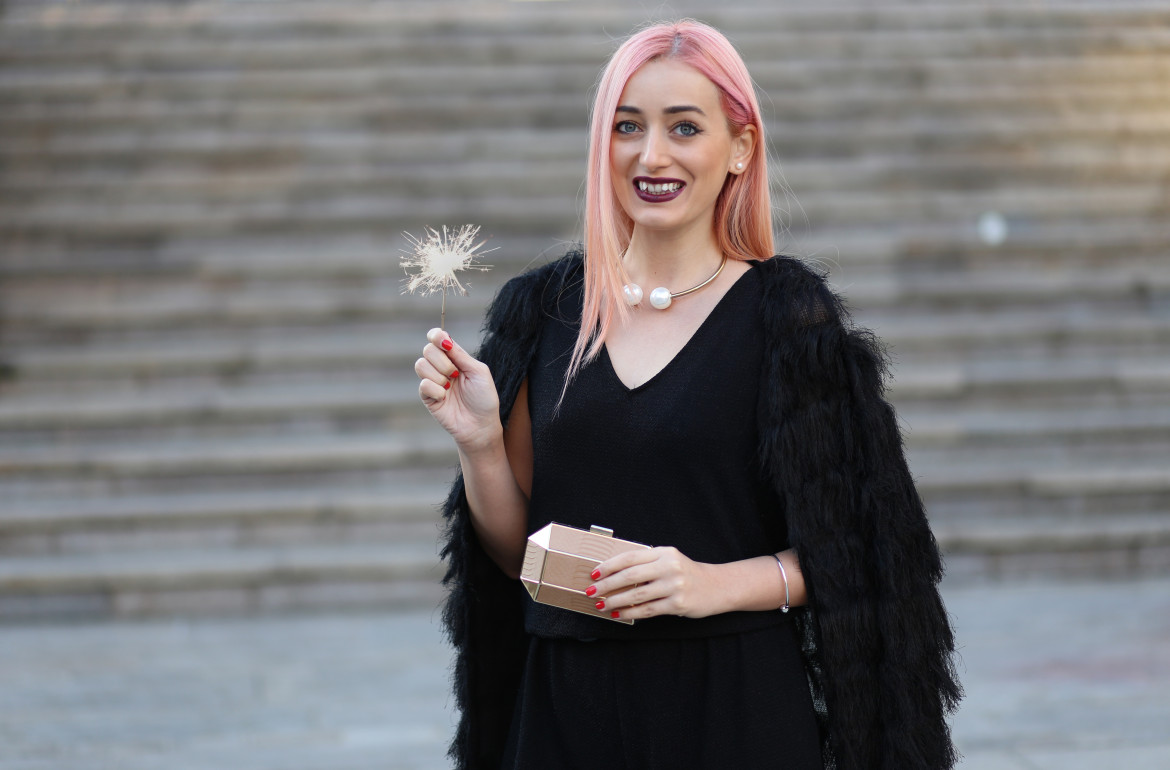 madalina misu, blog, fashion blog, ce purtam de revelion, cum ne imbracam de anul nou, tinuta pentru revelion, tinuta pentru noul an, salopeta neagra, cardigan pufos chois, what to wear on new years eve, outfit idea, idei tinute revelion, choies, roberto botella, mango, villa, fashion days, zara
