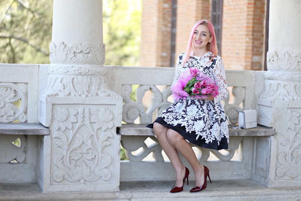 madalina misu, madalina misu fashion blog, blog de moda, blog, blogger, princess outfit, rochie de printesa, rochie din broderie, cum purtam rochia din broderie, palatul mogosoaia, mogosoaia palace, guess bag, zee lane, fashion days, shein, shein dress