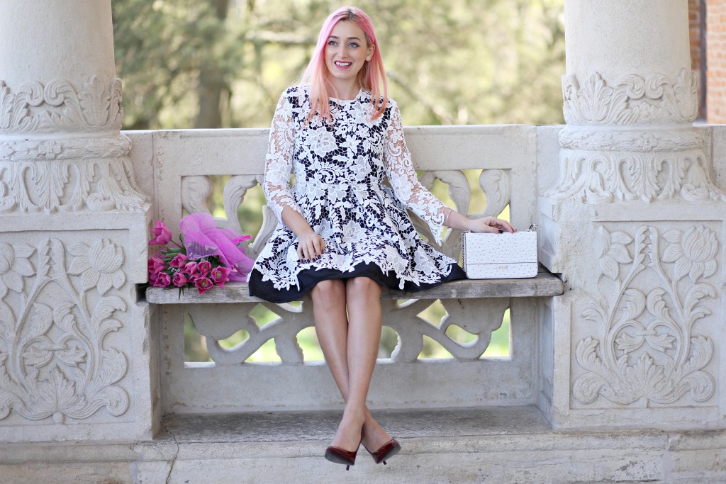 madalina misu, madalina misu fashion blog, blog de moda, blog, blogger, princess outfit, rochie de printesa, rochie din broderie, cum purtam rochia din broderie, palatul mogosoaia, mogosoaia palace, guess bag, zee lane, fashion days, shein, shein dress