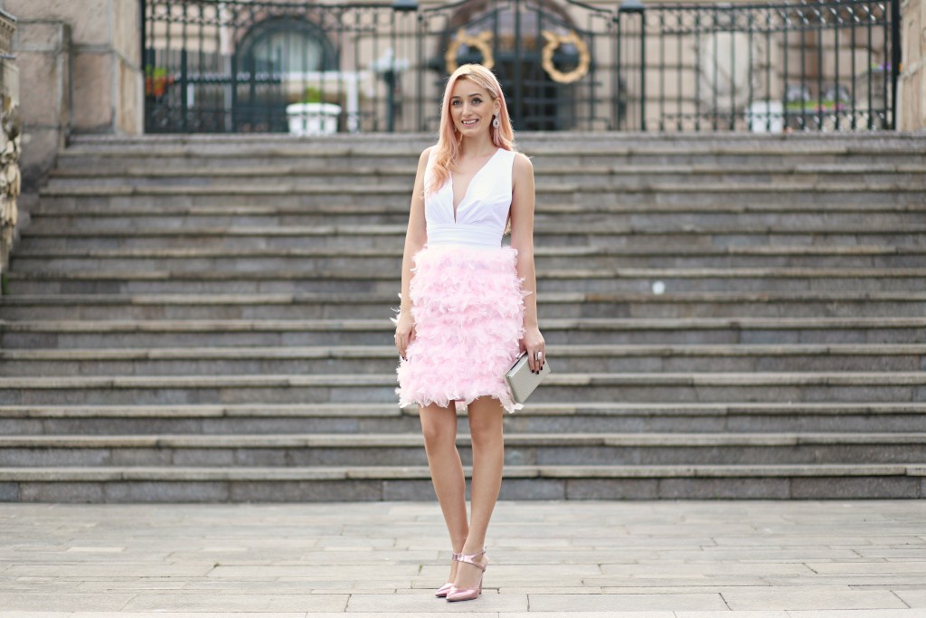 madalina misu, madalina misu fashion blog, blog de moda, fashion blog, ootd, outfit of the day, cum purtam rochia cu pene, rochia cu pene, moda 2016, trenduri vara 2016, rochie extravaganta, feathers dress