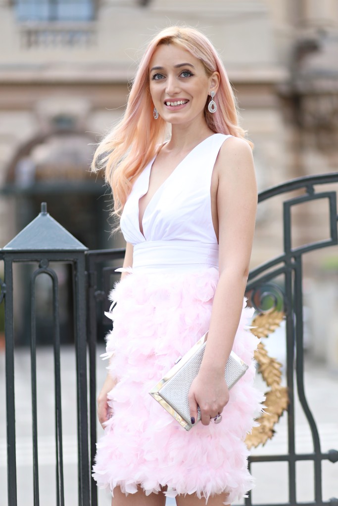 madalina misu, madalina misu fashion blog, blog de moda, fashion blog, ootd, outfit of the day, cum purtam rochia cu pene, rochia cu pene, moda 2016, trenduri vara 2016, rochie extravaganta, feathers dress