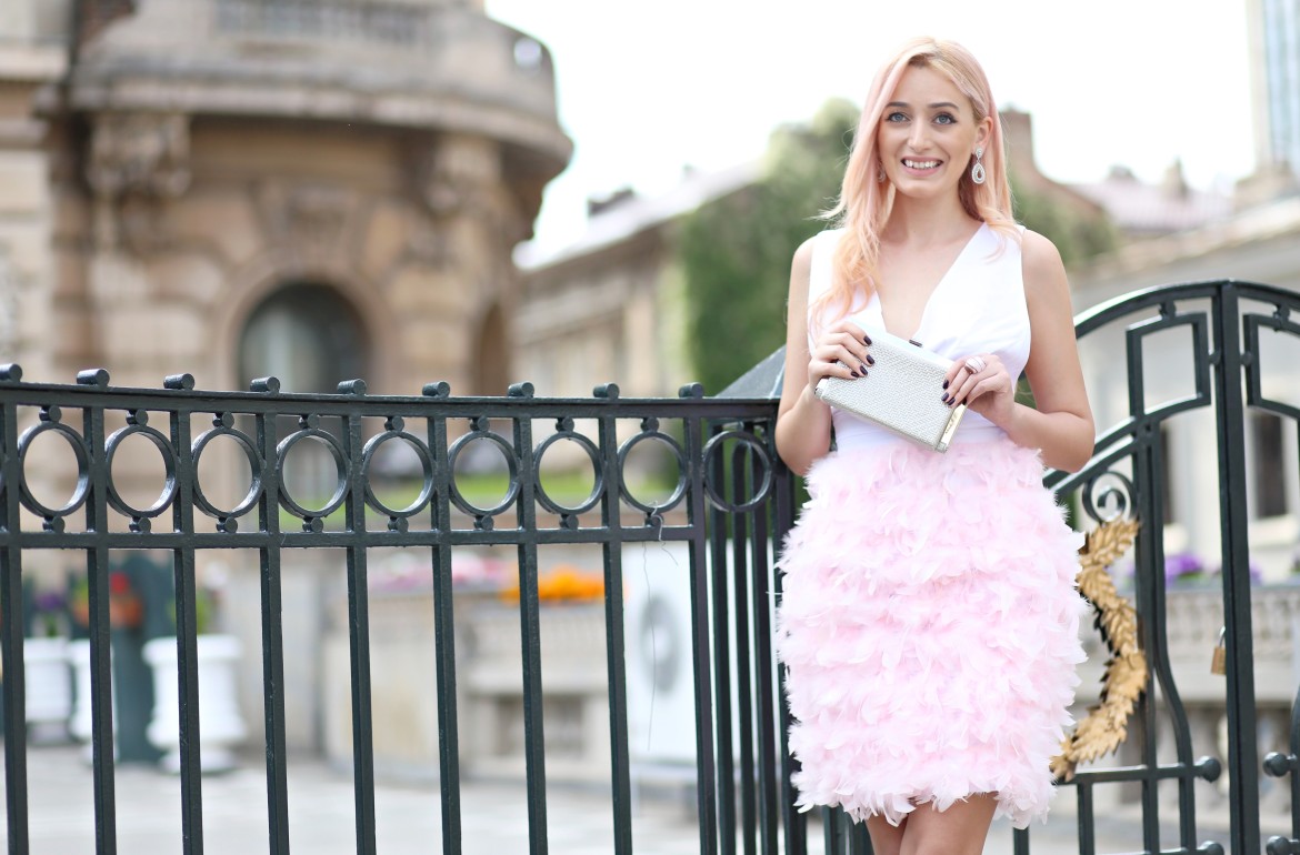 madalina misu, madalina misu fashion blog, blog de moda, fashion blog, ootd, outfit of the day, cum purtam rochia cu pene, rochia cu pene, moda 2016, trenduri vara 2016, rochie extravaganta, feathers dress