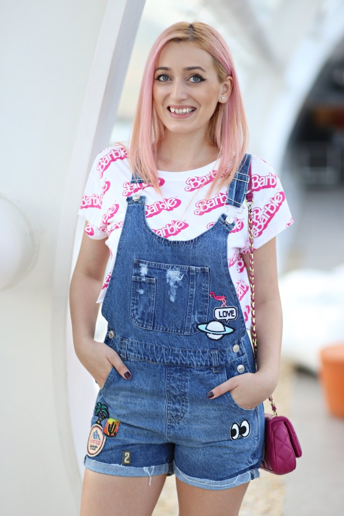 madalina misu, madalina misu fashion blog, madalina misu blog moda, salopeta din denim, cum purtam salopeta din denim, how to wear the denim romper, denim trend, trenduri vara 2016, salopeta din denim cu aplicatii, tricou barbie, barbie tee, love moschino bag, geanta love moschino, asos, promenada, blog de moda, fashion blog, top bloguri moda, top bloggeri, top fashion bloggers