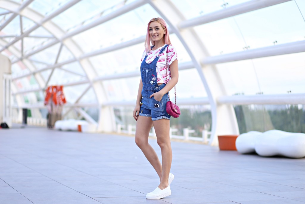 madalina misu, madalina misu fashion blog, madalina misu blog moda, salopeta din denim, cum purtam salopeta din denim, how to wear the denim romper, denim trend, trenduri vara 2016, salopeta din denim cu aplicatii, tricou barbie, barbie tee, love moschino bag, geanta love moschino, asos, promenada, blog de moda, fashion blog, top bloguri moda, top bloggeri, top fashion bloggers