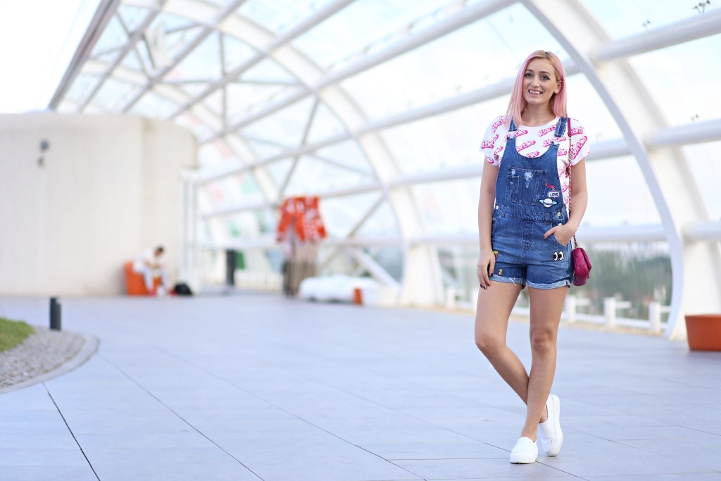 madalina misu, madalina misu fashion blog, madalina misu blog moda, salopeta din denim, cum purtam salopeta din denim, how to wear the denim romper, denim trend, trenduri vara 2016, salopeta din denim cu aplicatii, tricou barbie, barbie tee, love moschino bag, geanta love moschino, asos, promenada, blog de moda, fashion blog, top bloguri moda, top bloggeri, top fashion bloggers