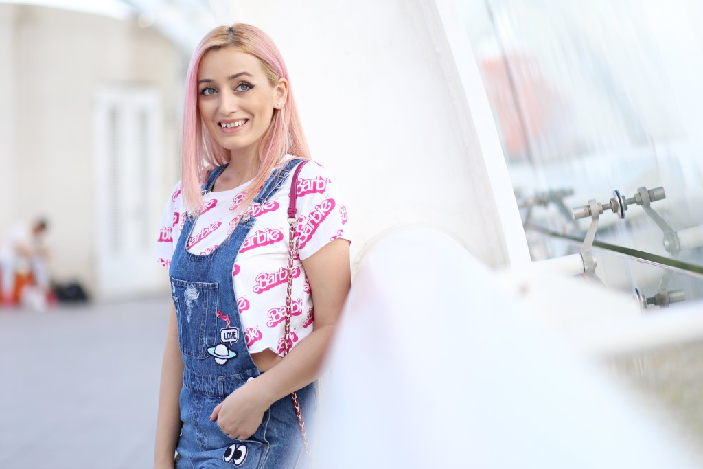 madalina misu, madalina misu fashion blog, madalina misu blog moda, salopeta din denim, cum purtam salopeta din denim, how to wear the denim romper, denim trend, trenduri vara 2016, salopeta din denim cu aplicatii, tricou barbie, barbie tee, love moschino bag, geanta love moschino, asos, promenada, blog de moda, fashion blog, top bloguri moda, top bloggeri, top fashion bloggers